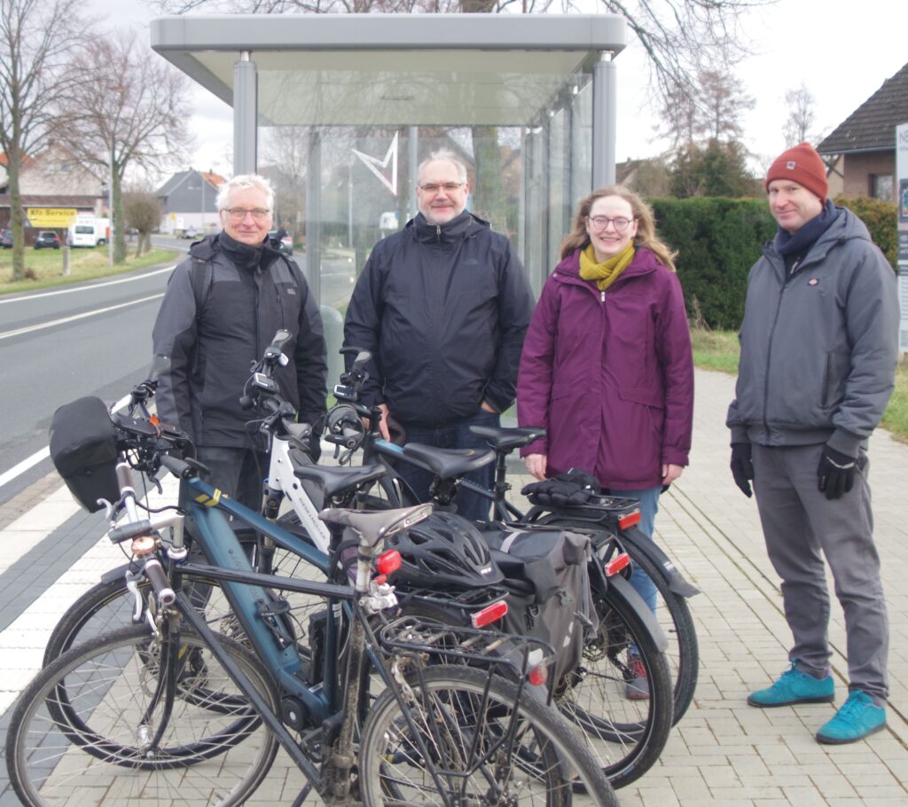 Mitglieder der grünen Ratsfraktion freuen sich, dass auch an der Haltestelle Wilhelmshöhe in Sickte demnächst Fahrradbügel installiert werden (von links): Holger Barkhau, Michael Kohl, Jantje Letas, Jan Lürken
