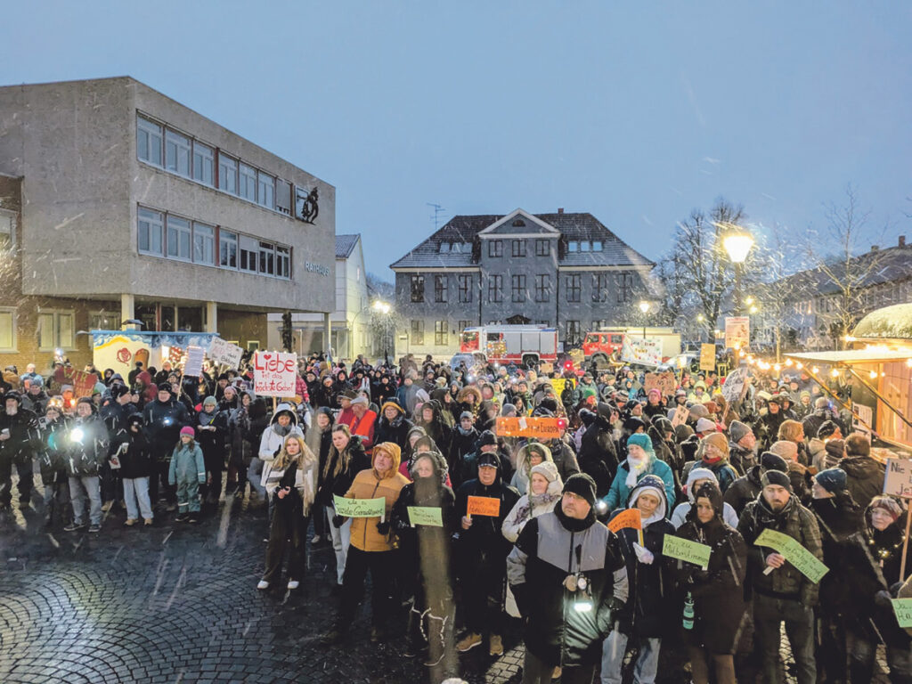 Hunderte Menschen setzten ein Zeichen für Demokratie